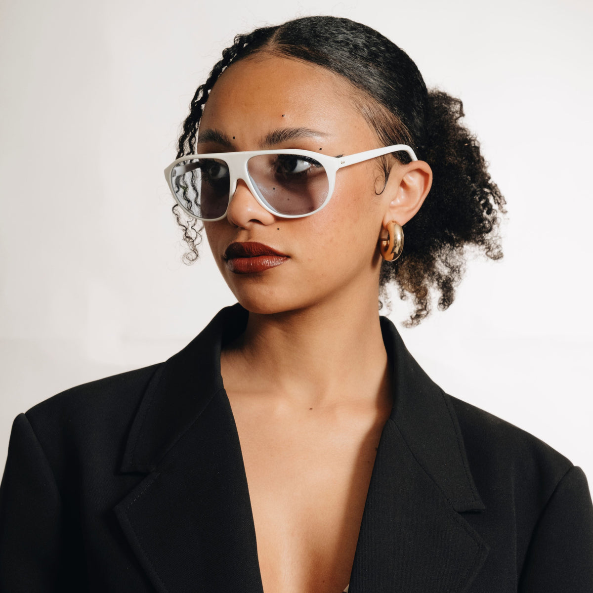 Lunettes Cébé 201 blanches portées – style 80s avec verres bleus