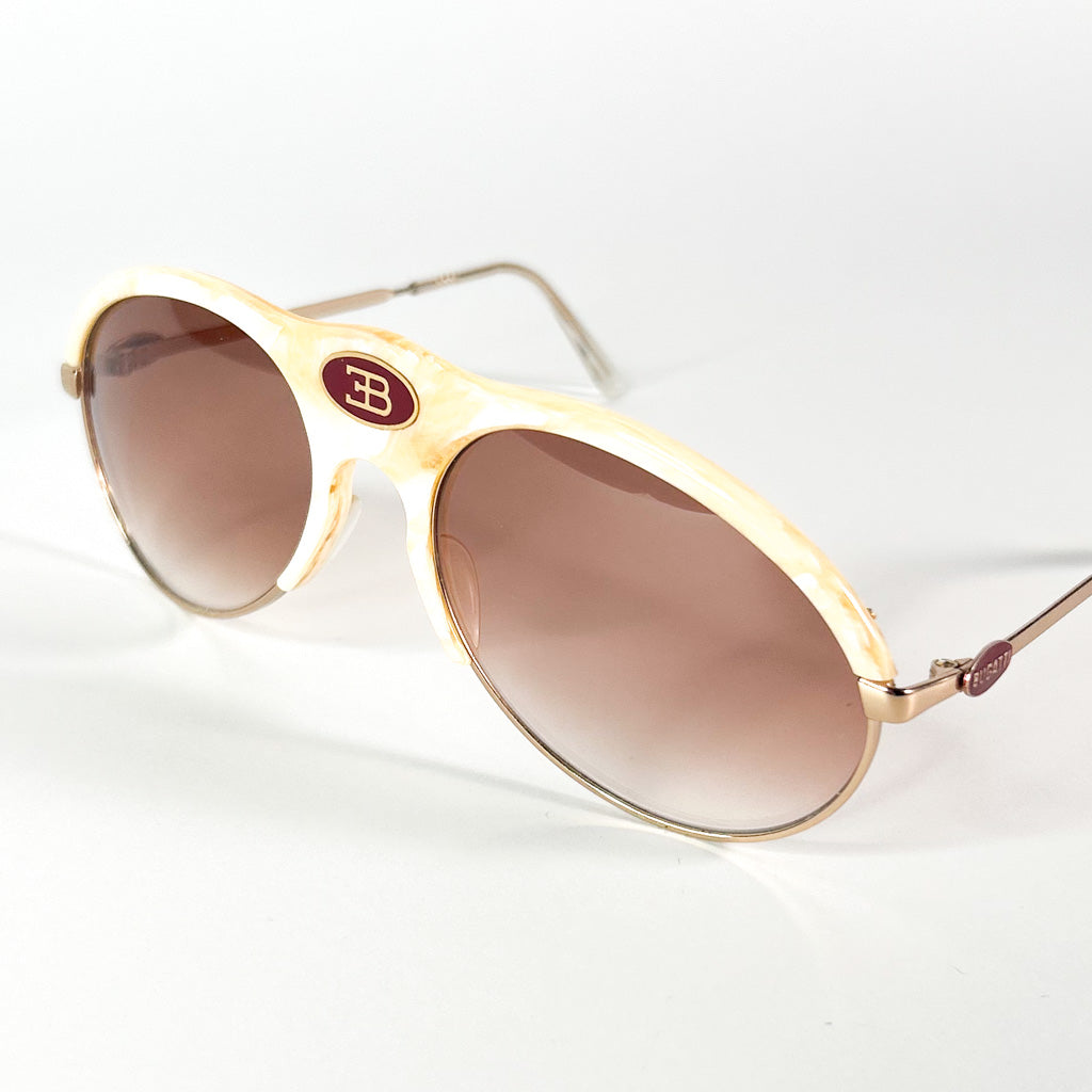 Vue trois-quarts des lunettes Bugatti avec monture ivoire et verres dégradés brun