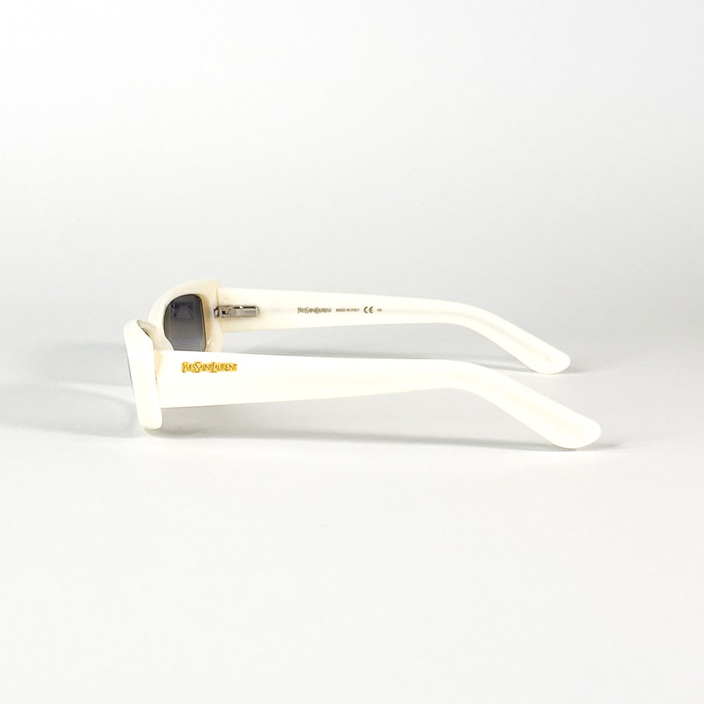 Vue de face fermée des lunettes YSL 6334 - look plié