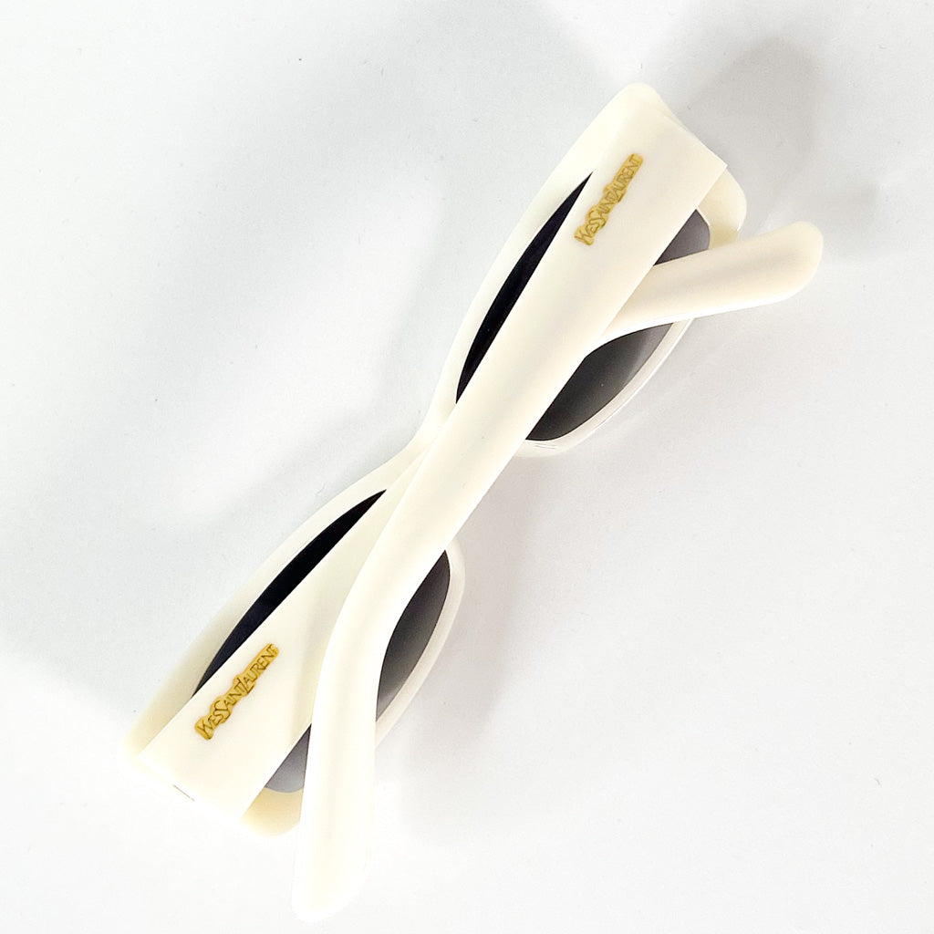  Vue frontale à plat - lunettes YSL blanches avec verres fumés