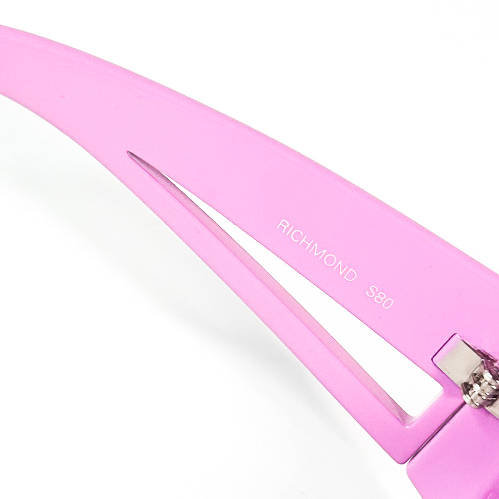 Gros plan sur la branche beige et fuchsia avec la mention 'RICHMOND S80' gravée à l’intérieur