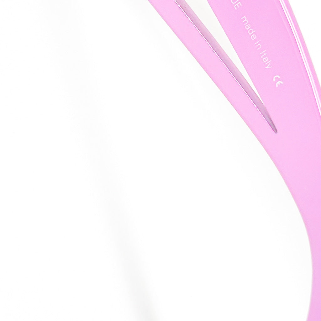 Détail de l’inscription 'made in Italy CE' à l’intérieur de la branche d’une lunette rose Richmond S80