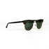 Lunettes Ray-Ban Clubmaster USA en légère perspective, avec le logo Ray-Ban doré gravé sur le verre et la branche gauche visible