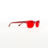 Vue de face rapprochée des lunettes – monture rouge et verres rouges