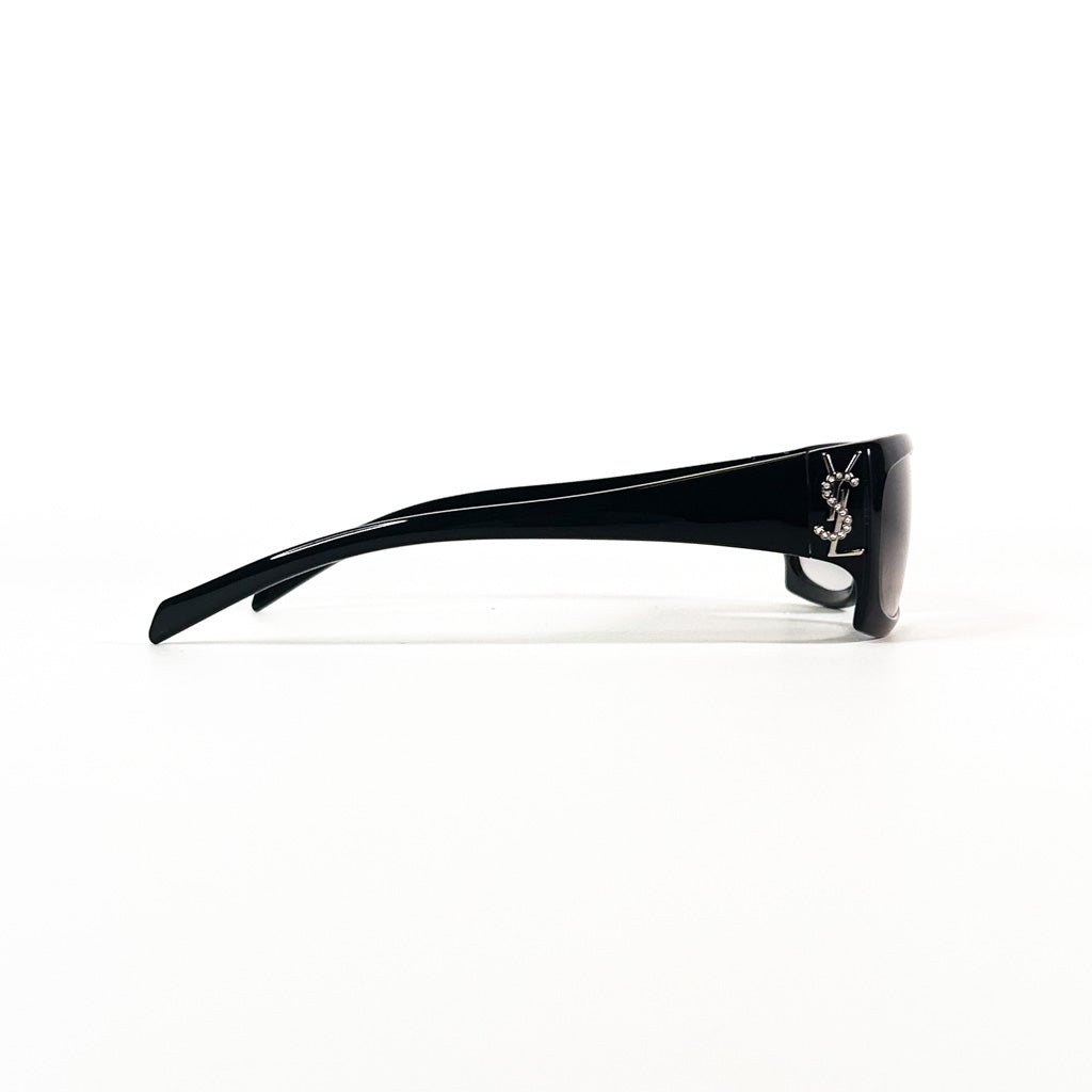 Vue de profil des lunettes de soleil Yves Saint Laurent noires avec branches épaisses