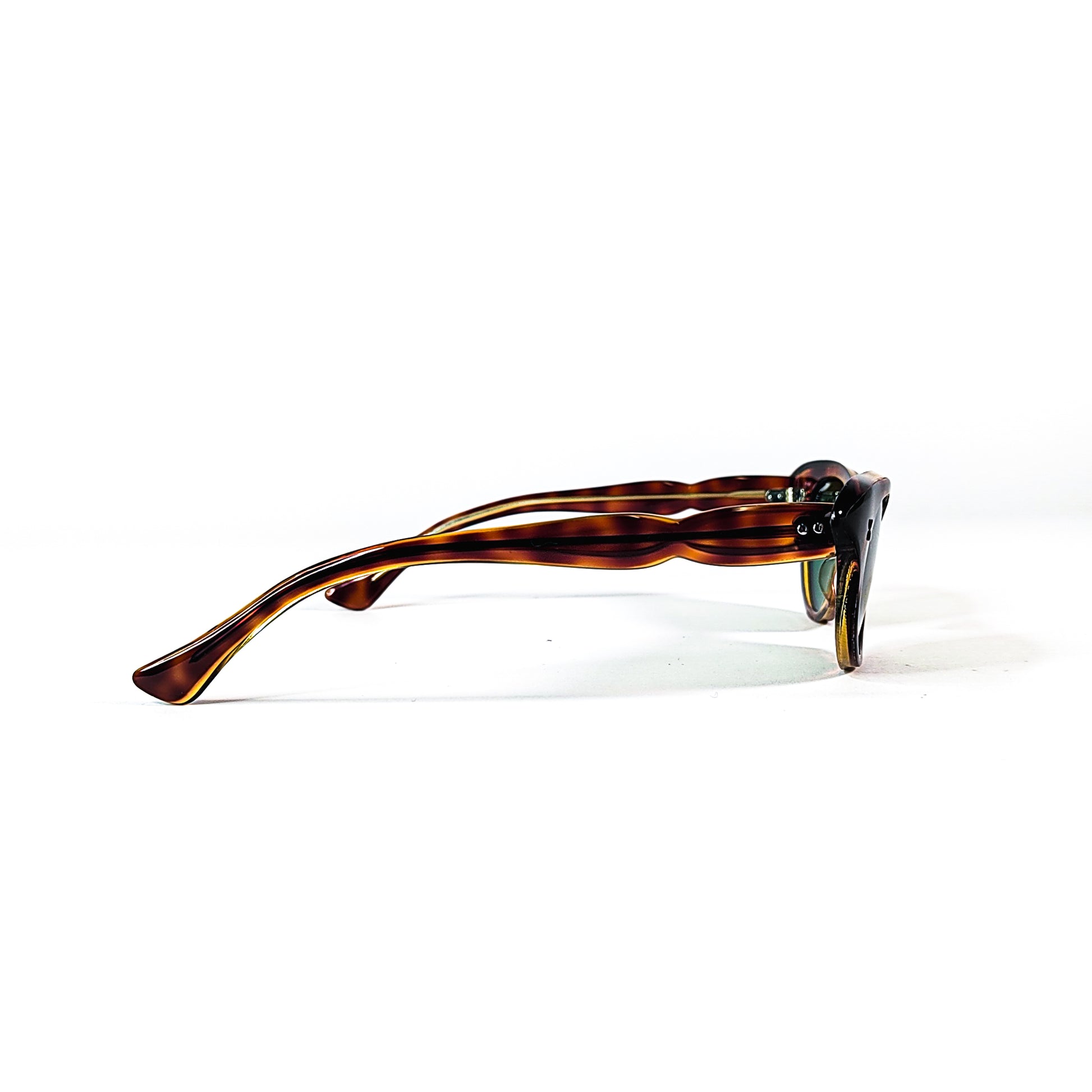 Profil latéral des lunettes vintage œil-de-chat