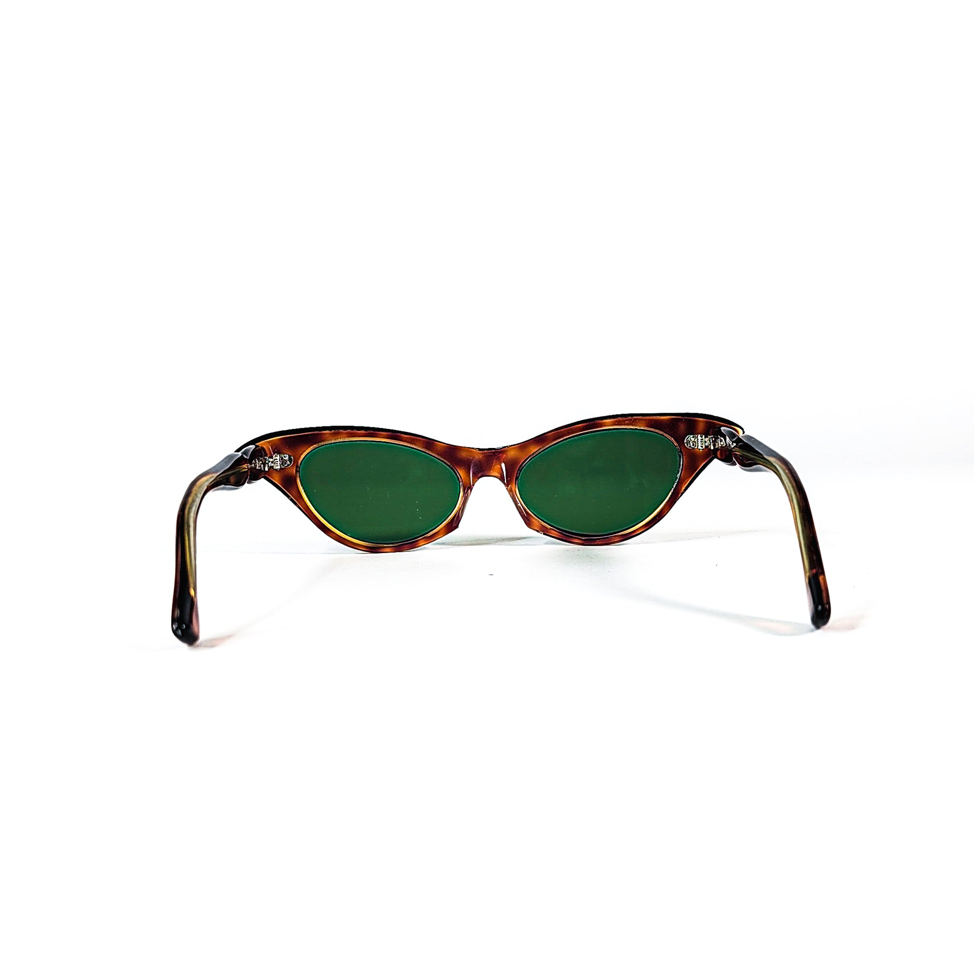 Vue arrière des lunettes œil-de-chat vintage