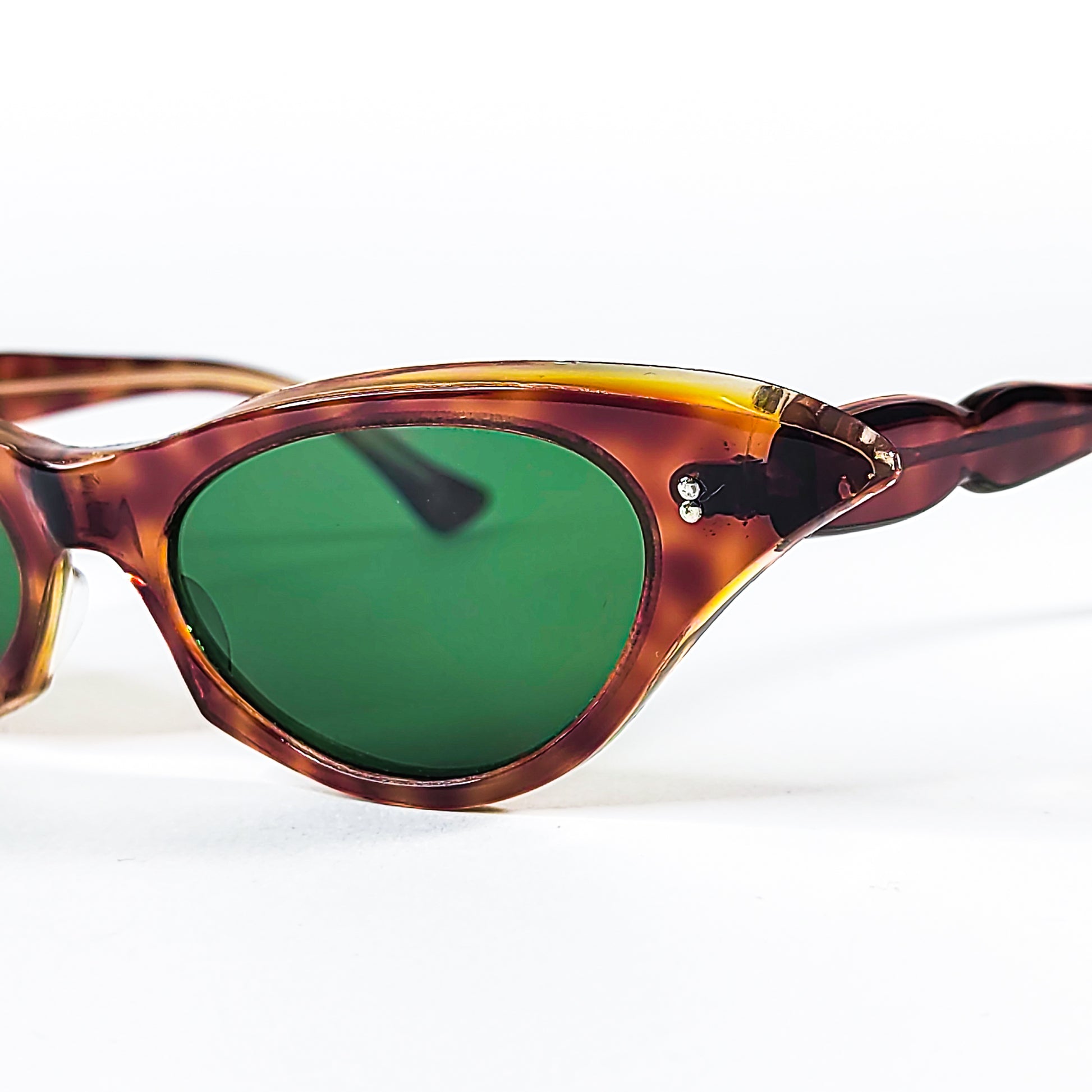 Détail du coin supérieur des lunettes vintage œil-de-chat