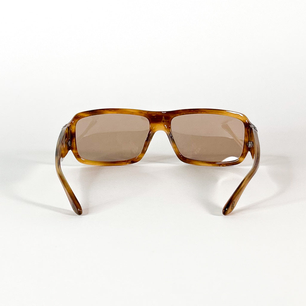vue de dos, monture épaisse écaille miel et verres solaires marron, design industriel des années 1990