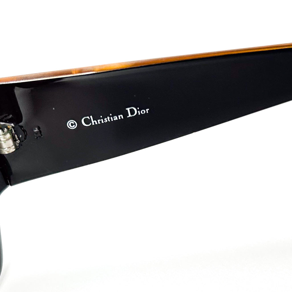 Logo Christian Dior sur la branche noire des lunettes vintage