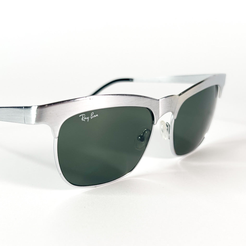 Détail logo Ray-Ban Clubmaster métal – verres verts classiques