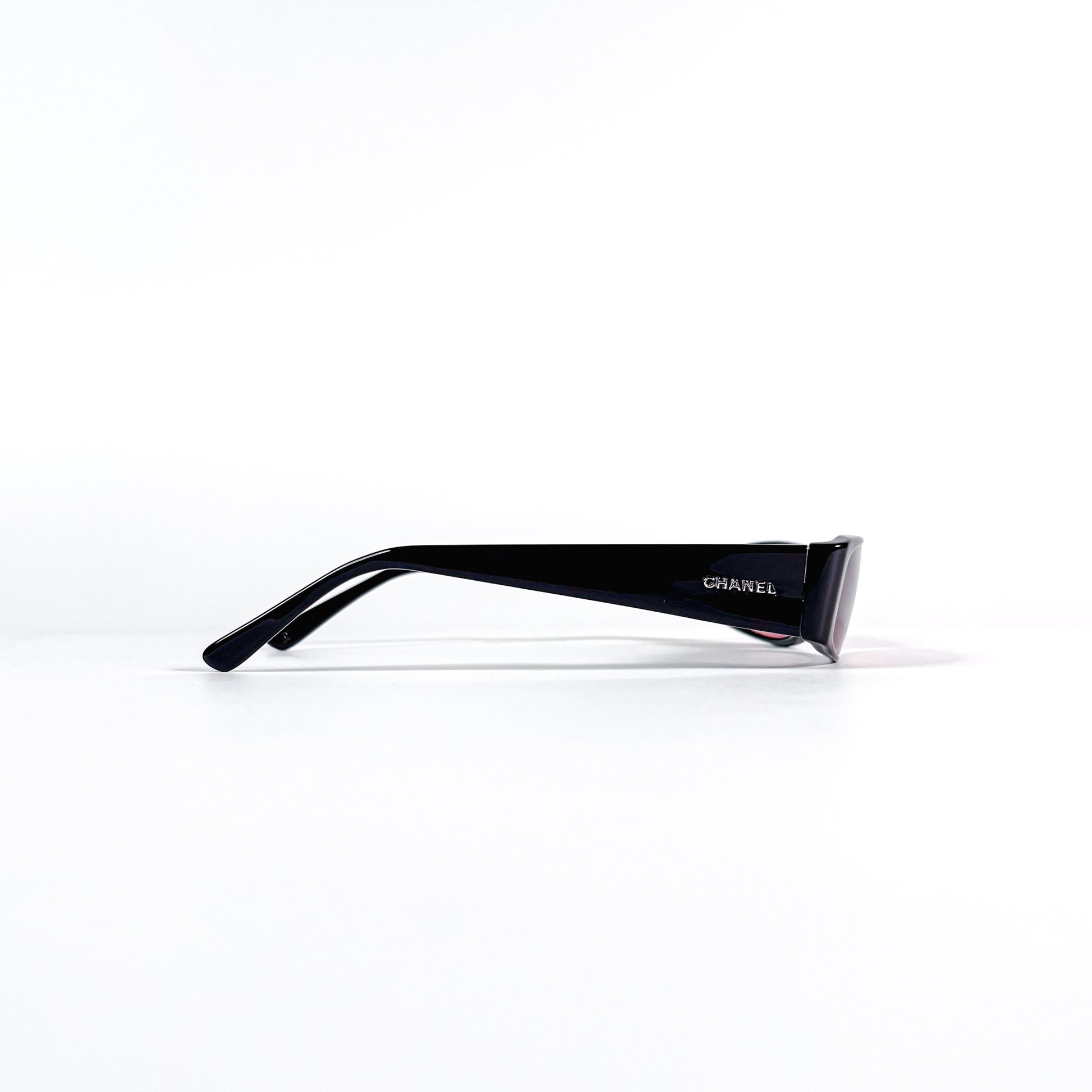  Profil 3/4 lunettes Chanel 3102 acétate noir, lettrage CHANEL argenté visible sur face avant de la branche