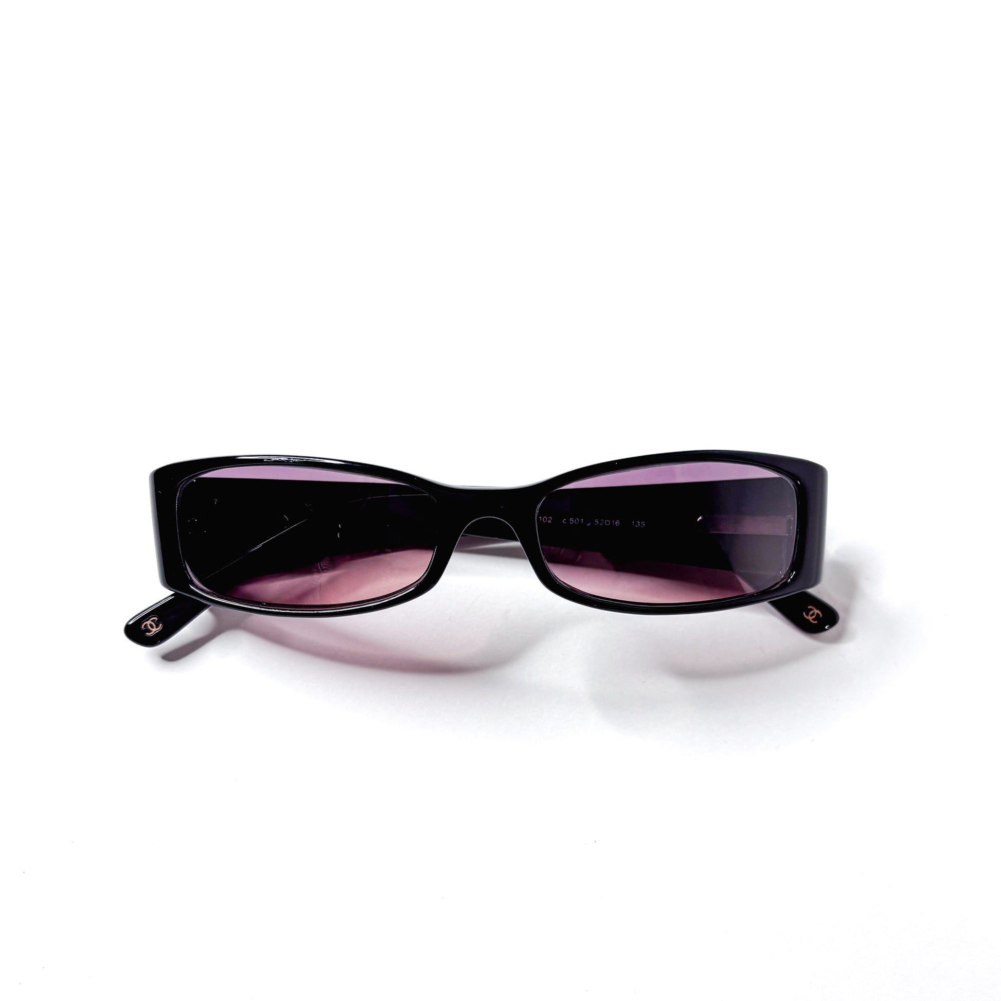 Vue de dessus lunettes Chanel 3102 pliées, monture acétate noir Y2K rectangulaire fine