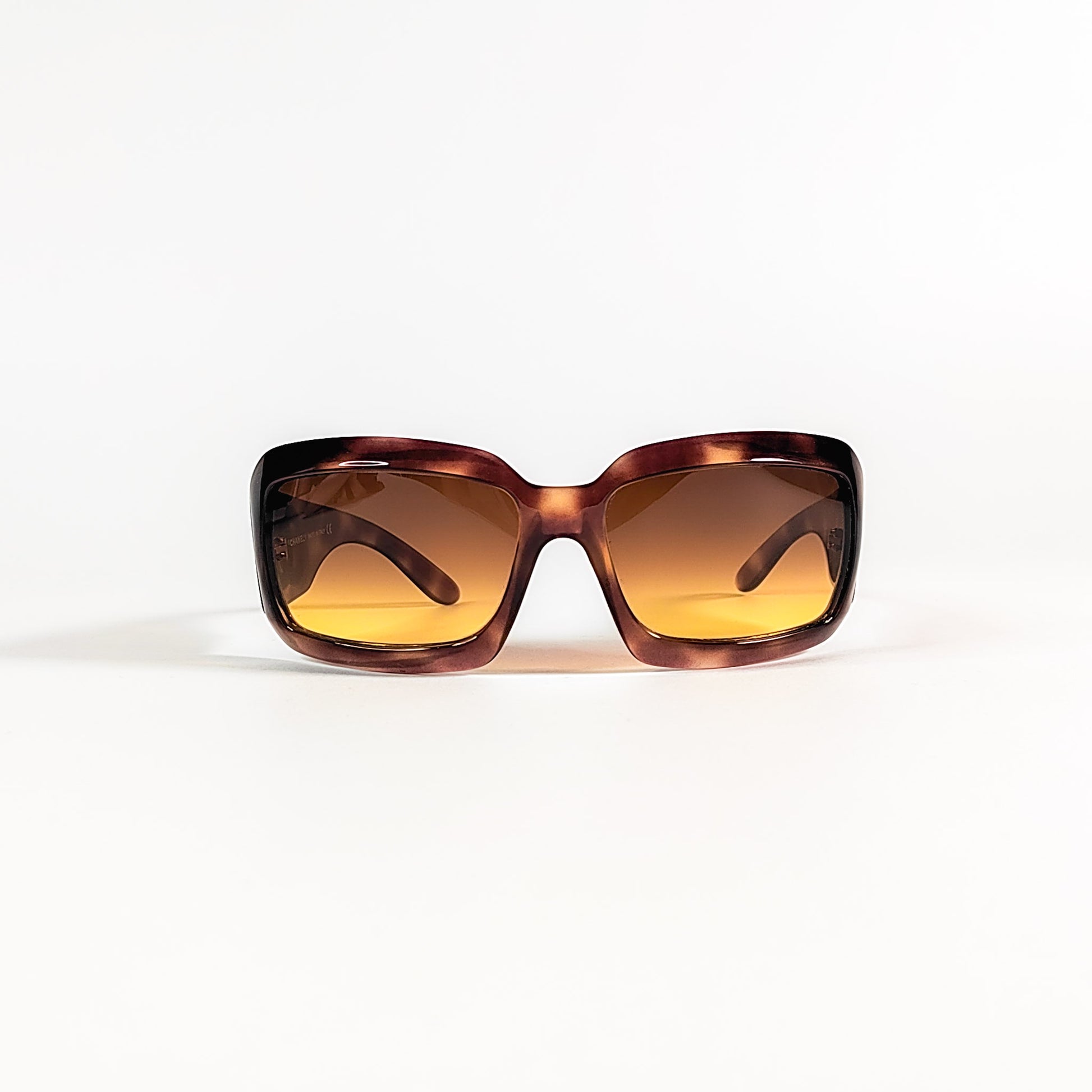 Lunettes de soleil vintage Chanel 5076-H vue de face, acétate écaille brun roux et verres dégradés ambre miel.