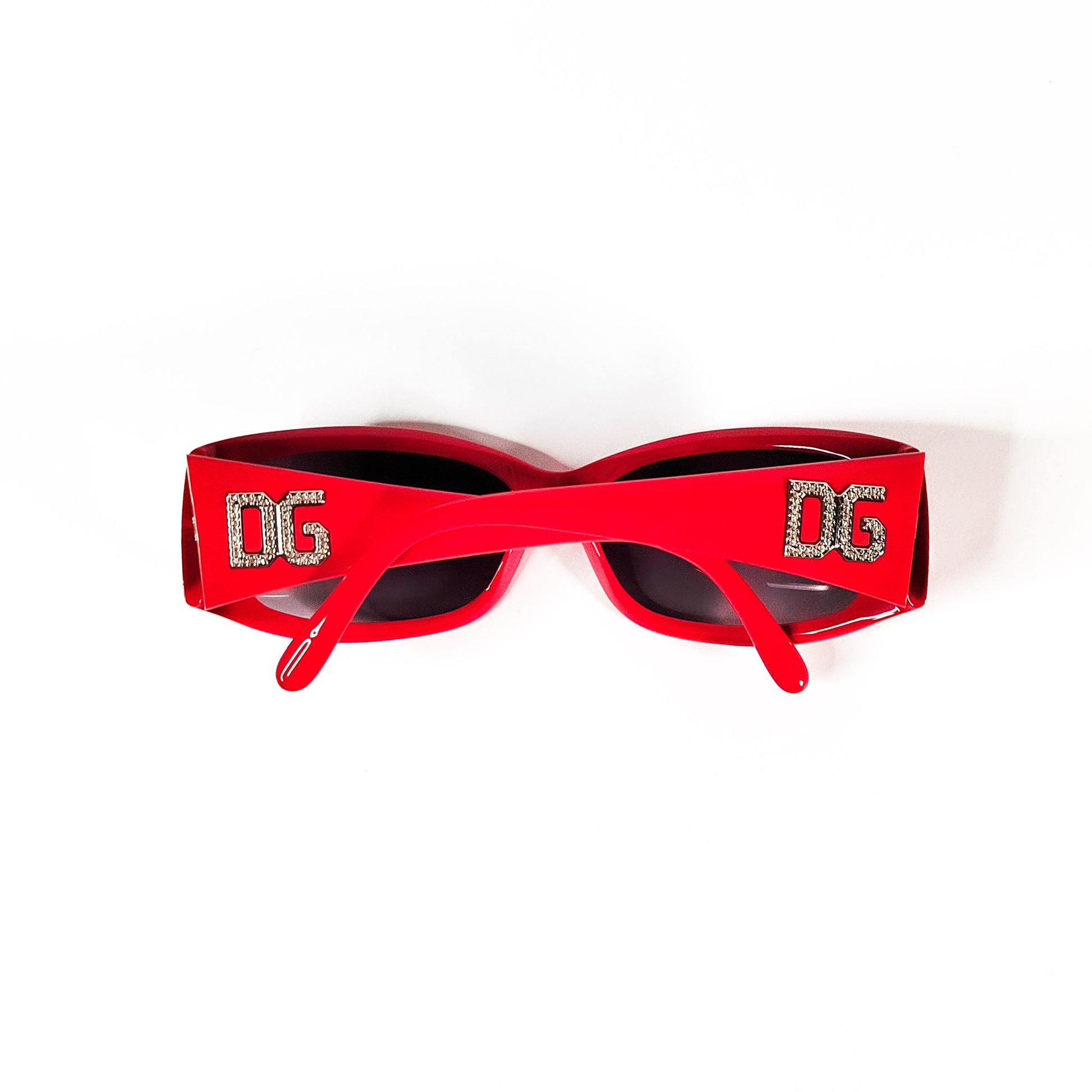 Vue de dessus Dolce & Gabbana 4008-B, monogramme DG strass symétrique sur les deux branches rouges.
