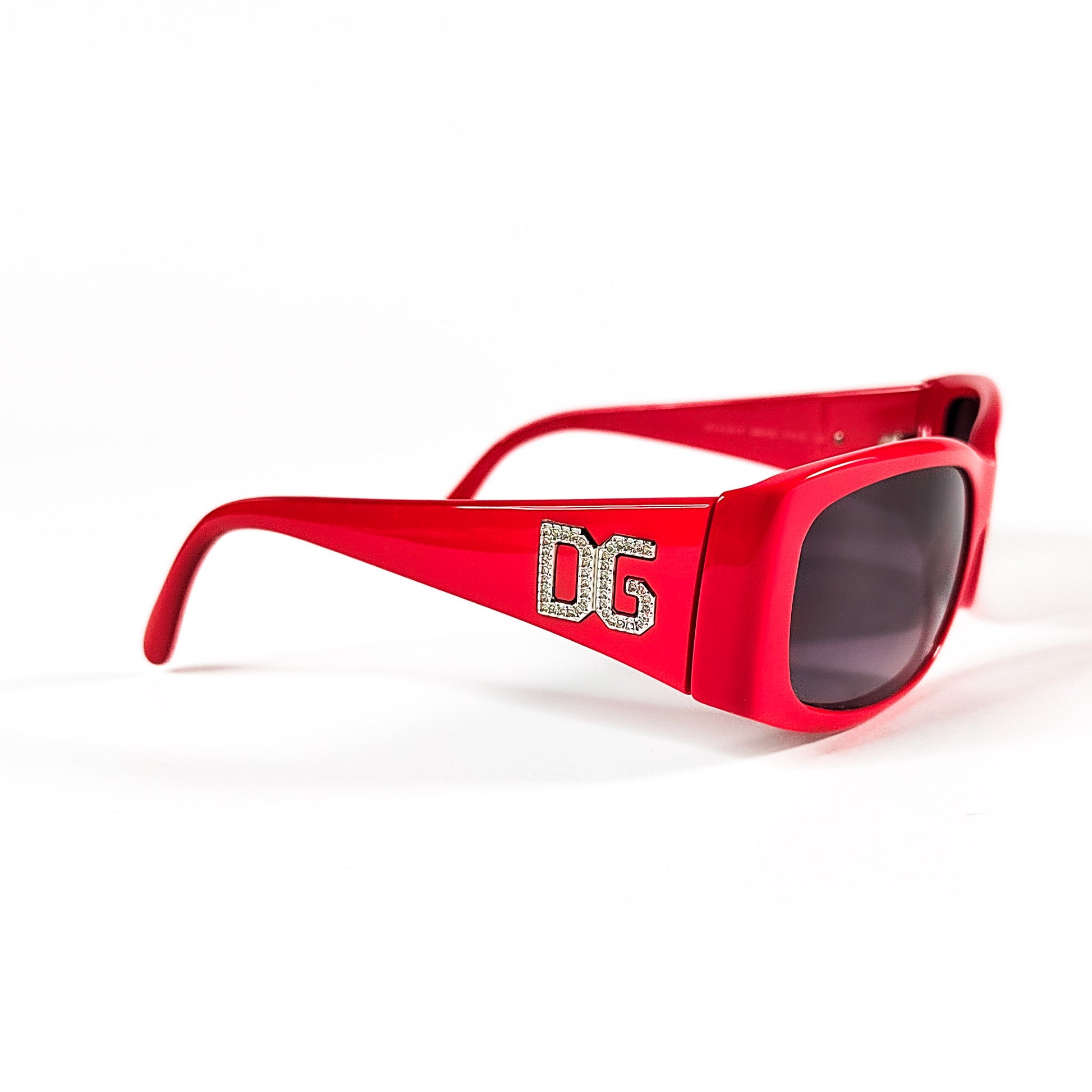 Dolce & Gabbana 4008-B vintage rouge, vue 3/4 face, logo DG pavé de strass cristal.