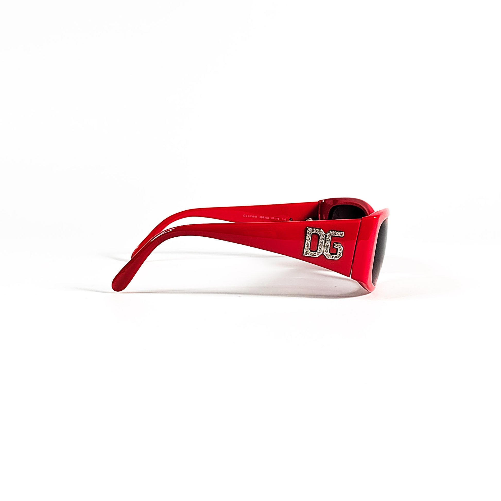 Profil latéral Dolce & Gabbana DG 4008-B rouge, branche sculptée en triangle avec logo DG strass.