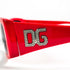 Détail macro du logo DG strass platine sur la branche rouge laquée Dolce & Gabbana 4008-B.
