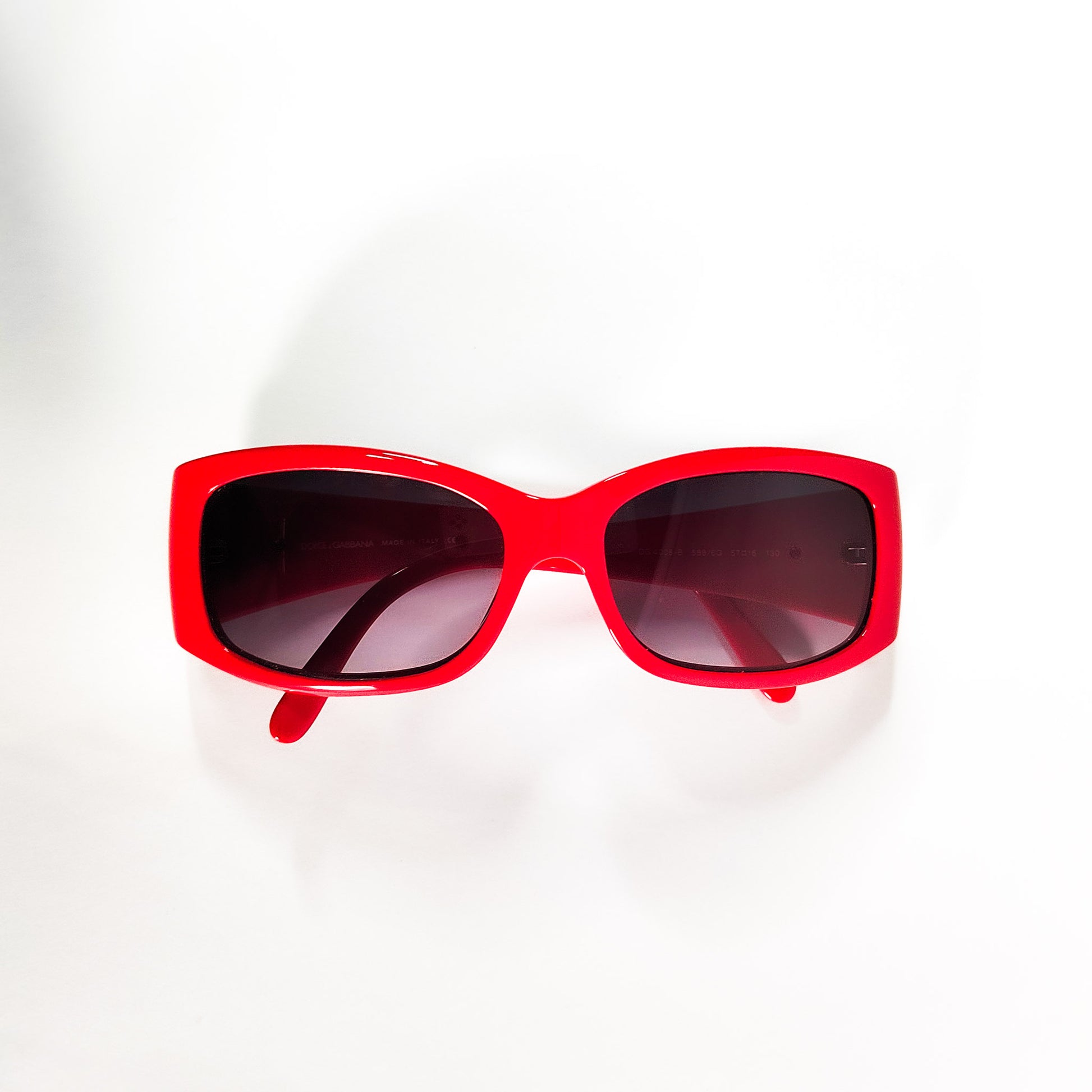 Vue de derrière Dolce & Gabbana 4008-B rouge, verres dégradés fumés et inscriptions intérieures.