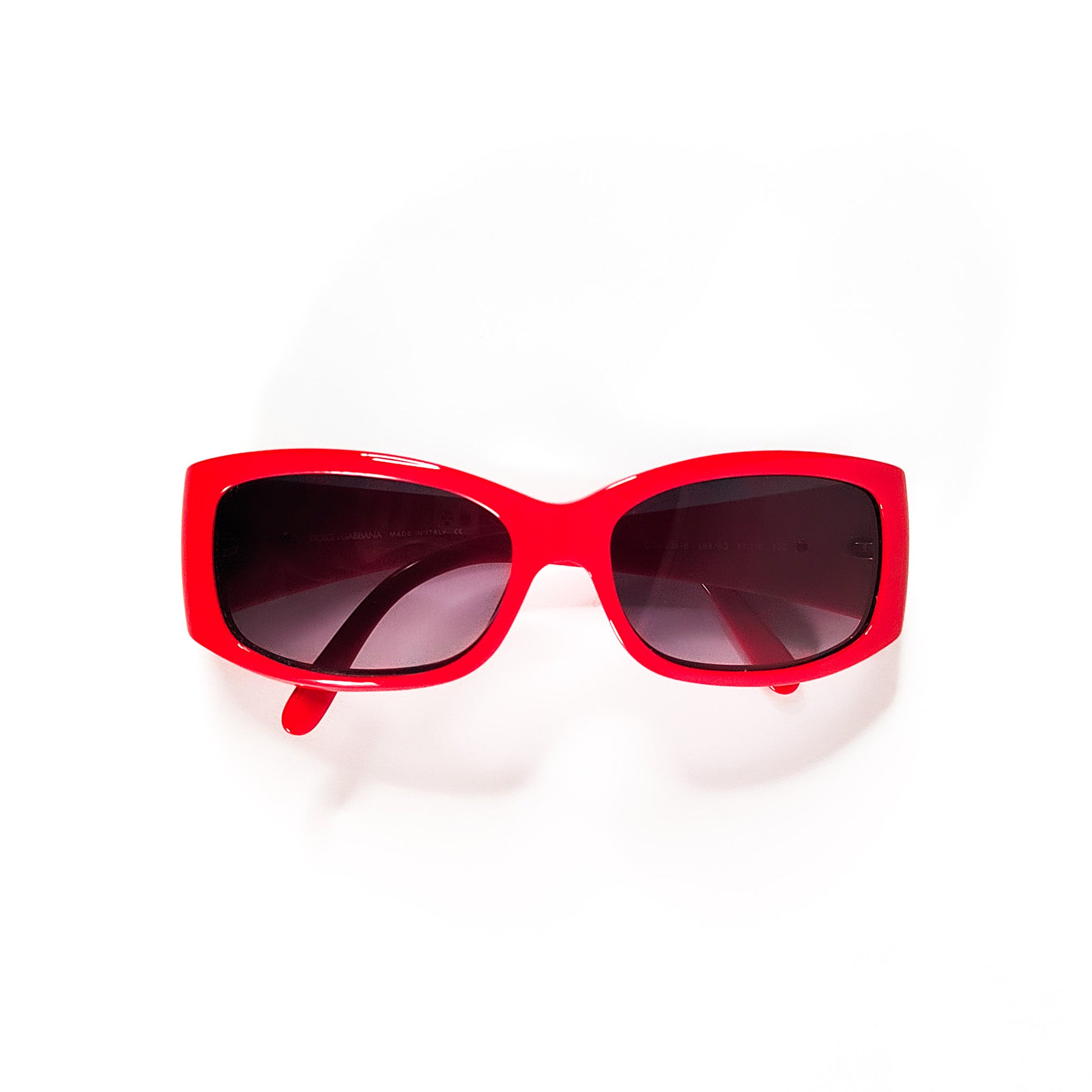Plat dos Dolce & Gabbana DG 4008-B rouge laqué vue revers, marquages branche visibles.