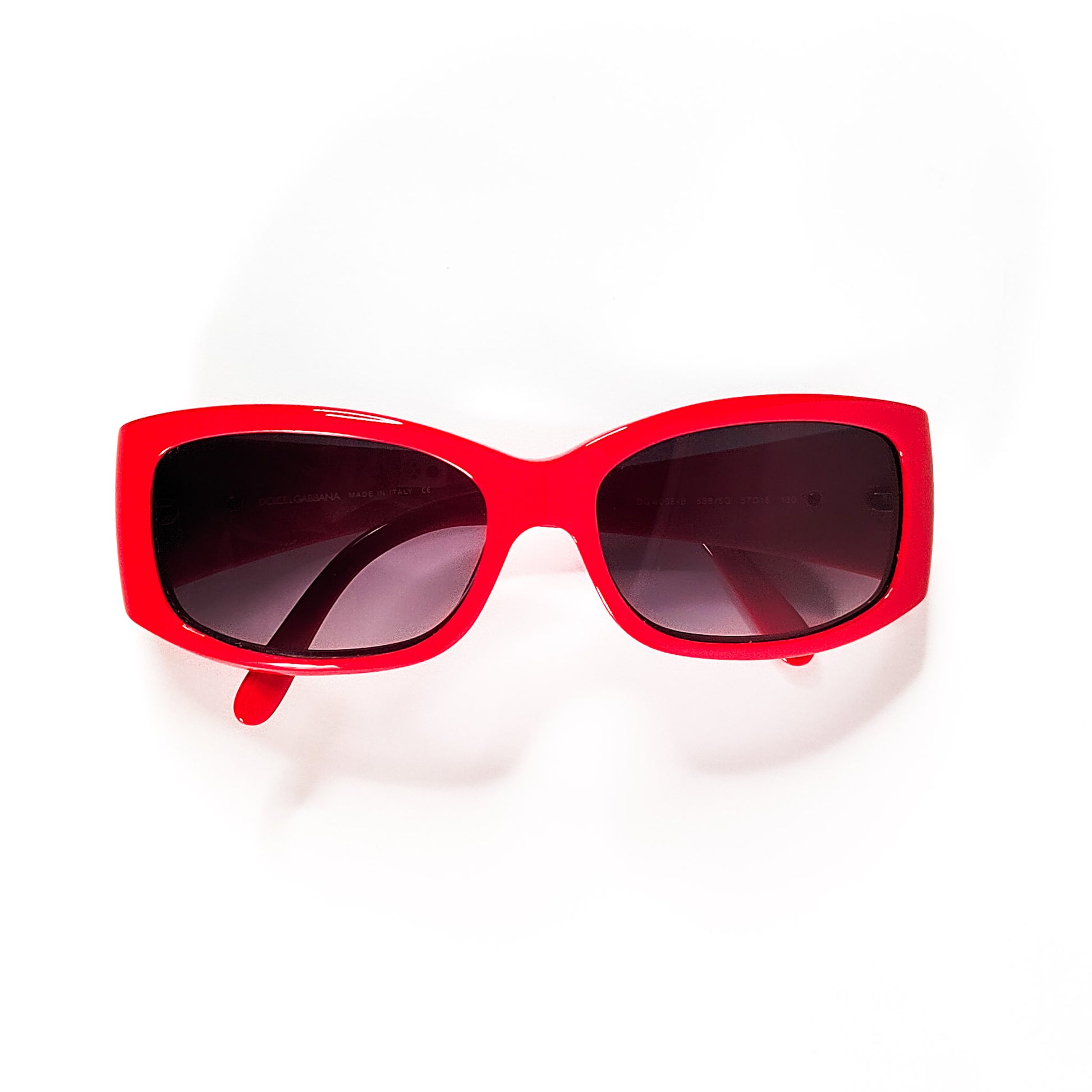 Dolce & Gabbana 4008-B vue plate dessus, monture rouge cinabre et verres dégradés violet fumé.