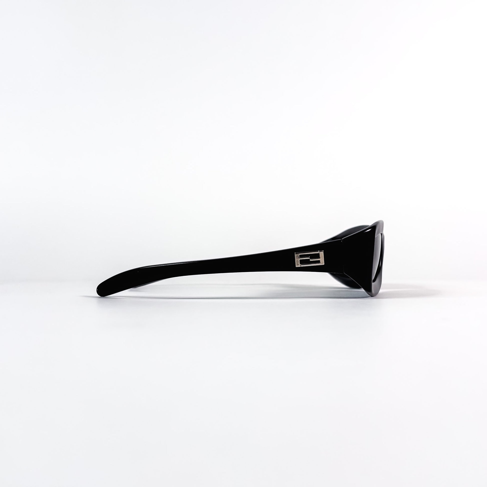 Détail branche Fendi logo FF métal incrusté 7634