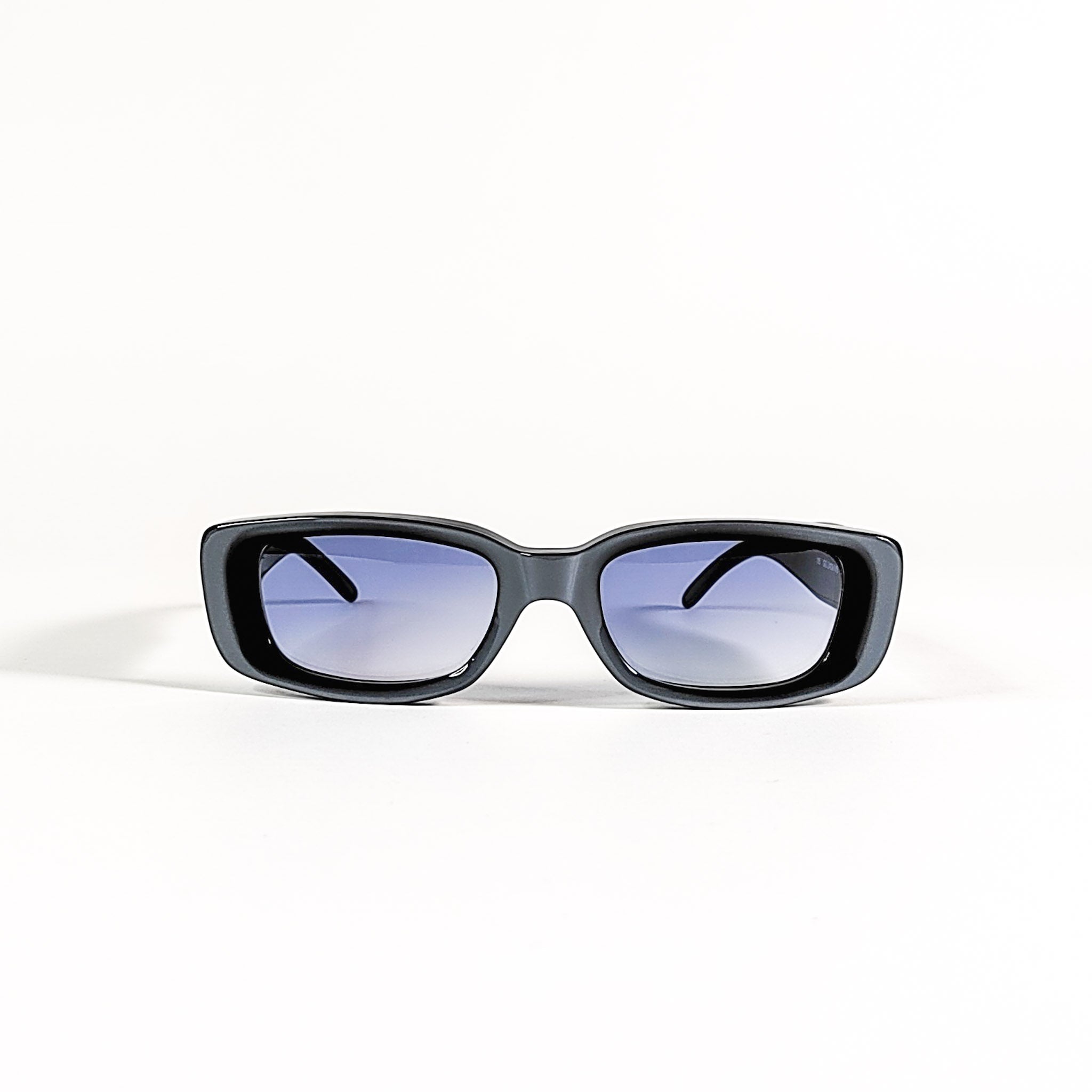 Lunettes de soleil vintage Gucci GG 2409/N/S, vue de face, monture rectangle acétate noir laqué et verres bleu lavande.
