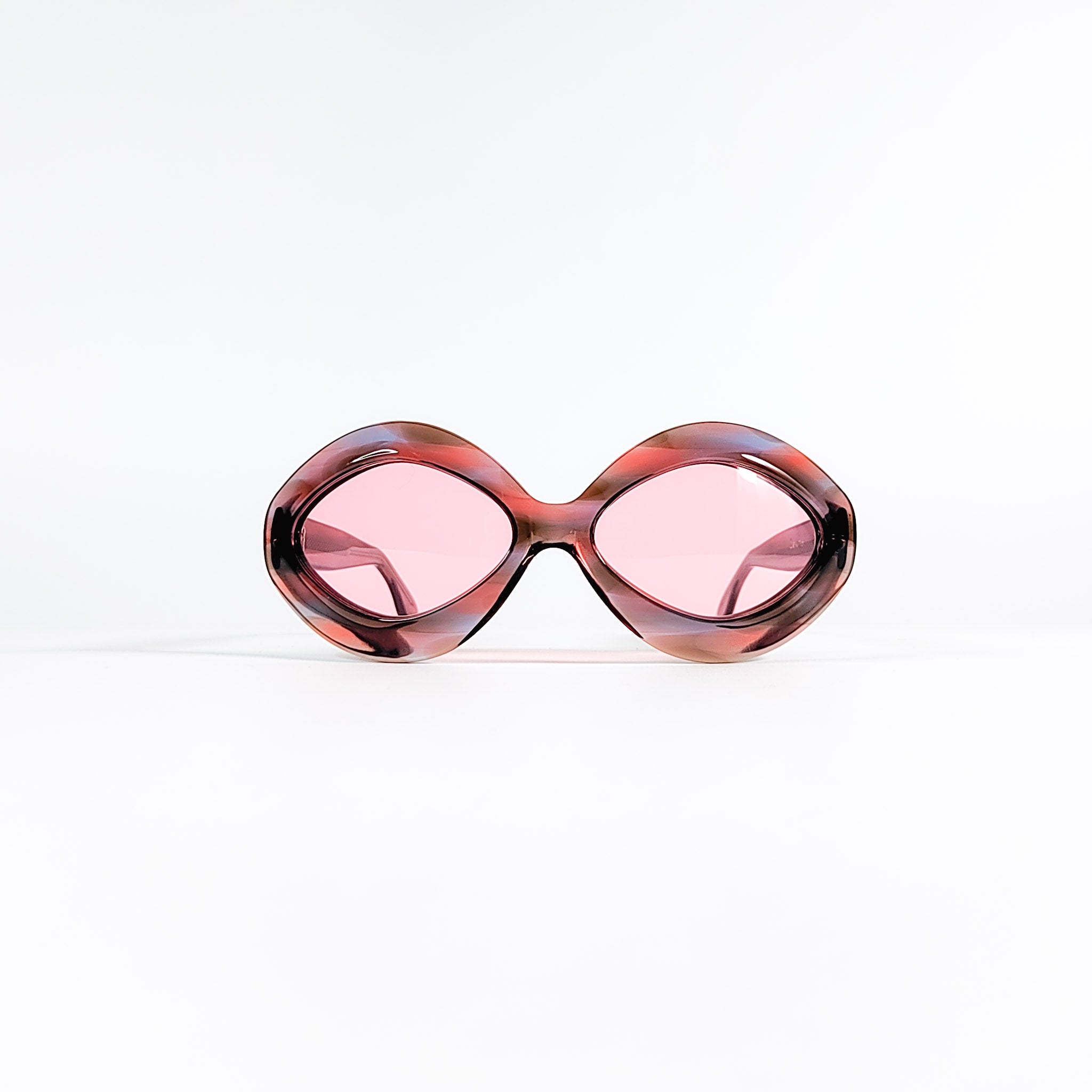 Lunettes de soleil vintage Sevima de face, monture pointue en acétate marbré rose, brun et bleu années 60